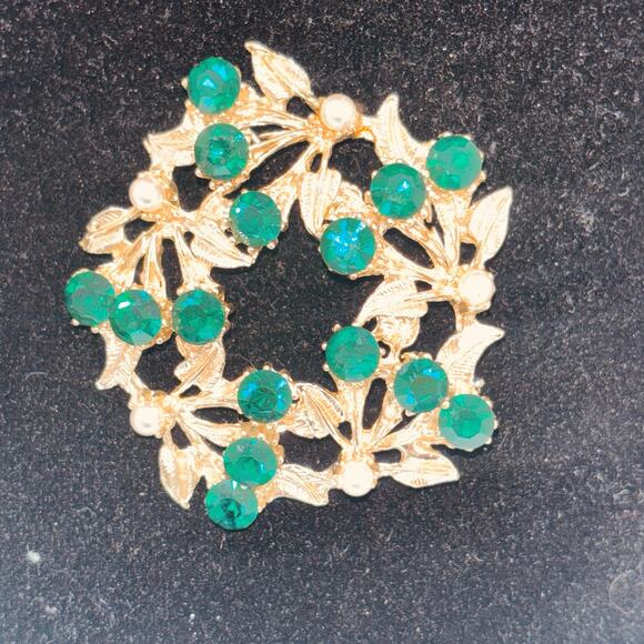 Christmas Wreath Rhinestone Brooch Pin Vintage Green Stones Goldtone - Picture 2 of 8